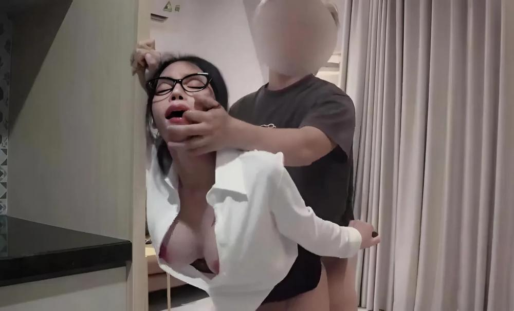 Setiausaha itu pergi dalam perjalanan perniagaan dengan bosnya dan diselubungi dengan sperma