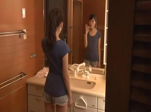 隔壁房間的女孩不喜歡穿胸罩
