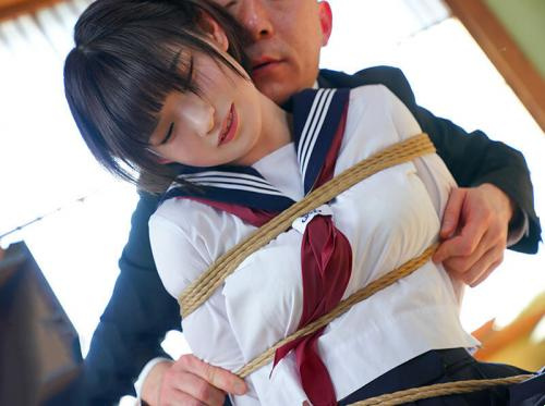 Cosplay como uma estudante para fazer sexo com o sogro