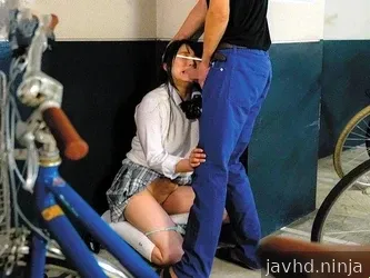 Memperkosa seorang siswi di tempat parkir